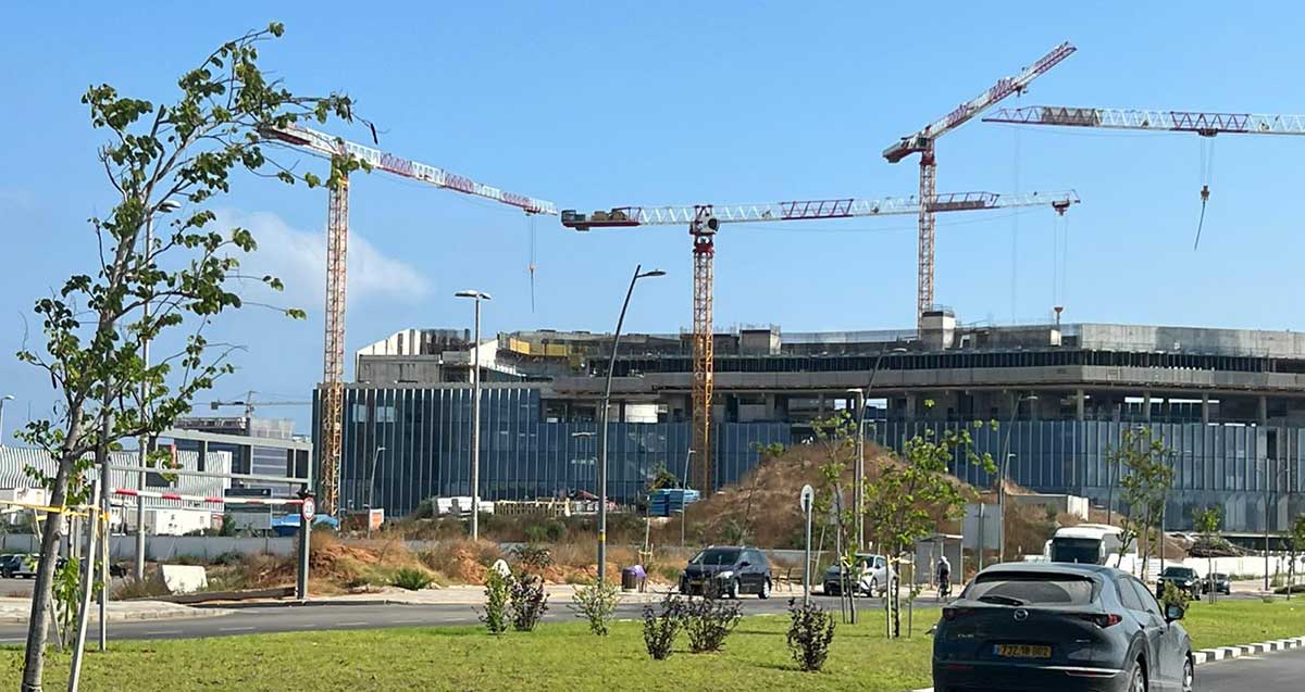 בניין המשרדים של קבוצת עזריאלי במתחם ביג גלילות. הבניין בשלבי בנייה מתקדמים. בניין של שתי קומות.