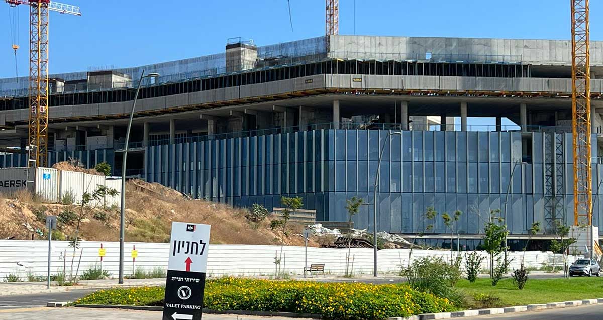 בניין המשרדים של קבוצת עזריאלי במתחם ביג גלילות. הבניין בשלבי בנייה מתקדמים. בניין של שתי קומות.