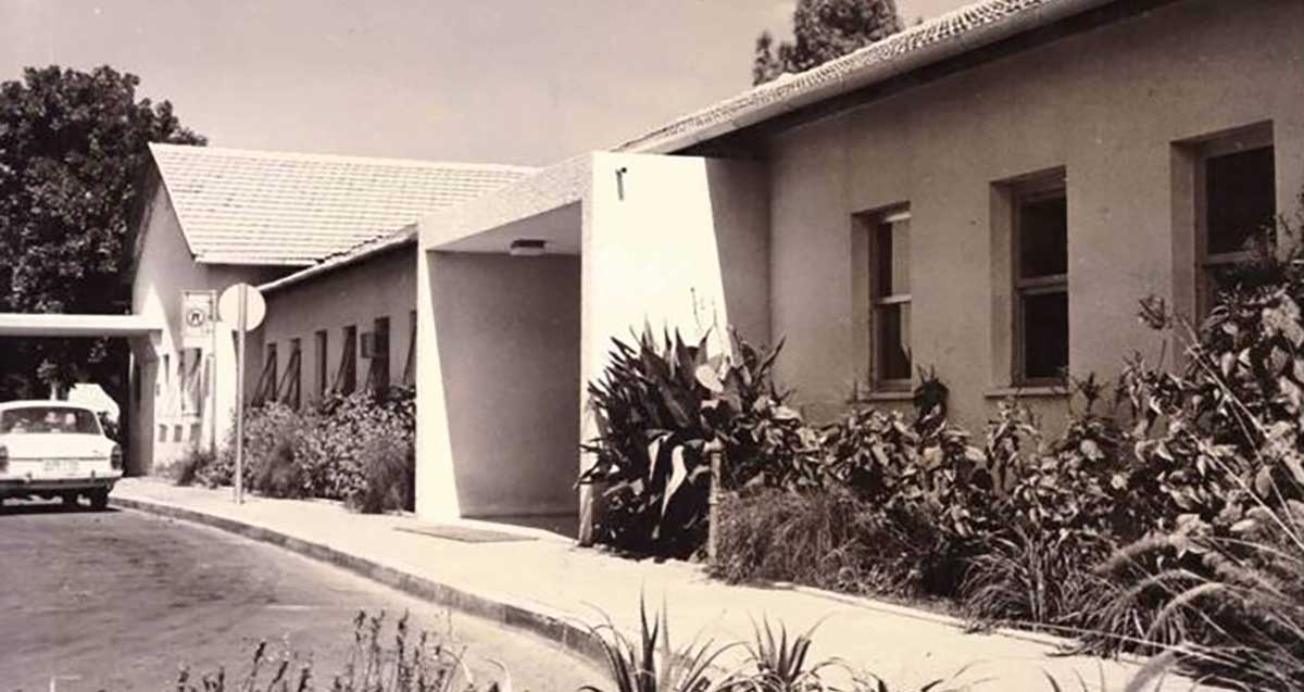 בית היולדות בכפר סבא. תמונה של הכניסה לבית היולדות. מכונית חונה ליד הכניסה.