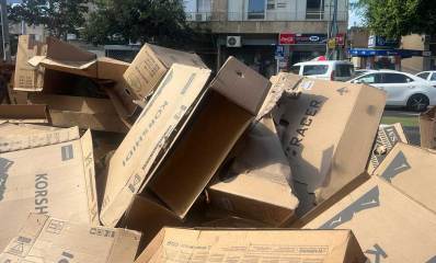 ארגזים חוסמים את המדרכה ברחוב סוקולוב הרצליה