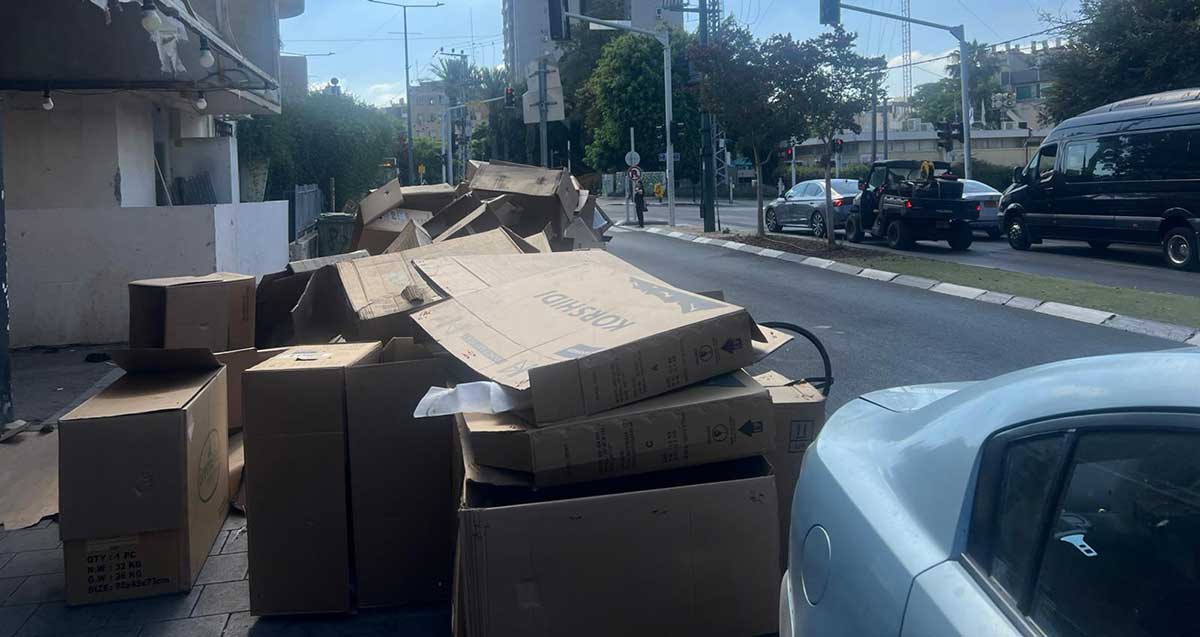 ארגזים חוסמים את המדרכה ברחוב סוקולוב הרצליה