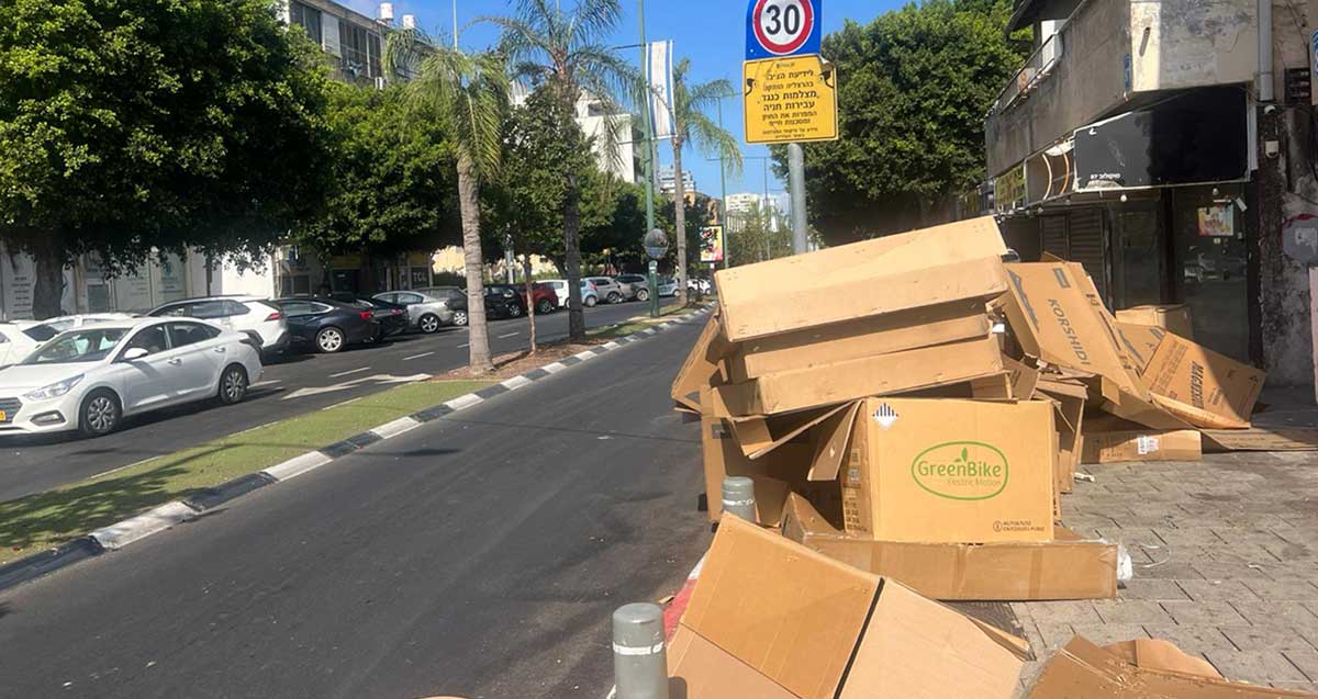 ארגזים חוסמים את המדרכה ברחוב סוקולוב הרצליה