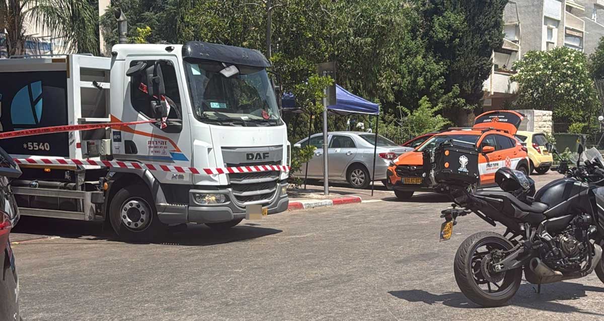 זירת התאונה בה נפגע בן 5 שנסע על בימבה. רכב כתום ואופנוע של איחוד הצלה בזירה.
