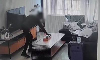 פורץ מסתובב בדירה ברחוב שמאי בהרצליה, גונב פריט מהשולחן בסלון בזמן שהדיירת ישנה