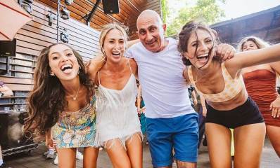 קובי בגדדי ז"ל ומשפחתו. קובי עם שלוש בנות ומאחור אשתו.