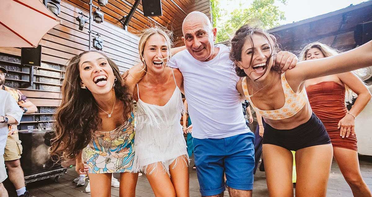 קובי בגדדי ז"ל ומשפחתו. קובי עם שלוש בנות ומאחור אשתו.