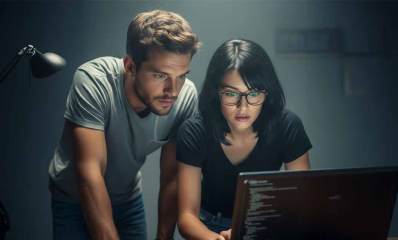 בחורה מקלידה על מחשב, הבחור מתבונן בה