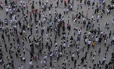 הרקדה בהרצליה, ברחבה גדולה המון רב רוקד, רובם רוקדים לבד וחלק קטן במעגלים.