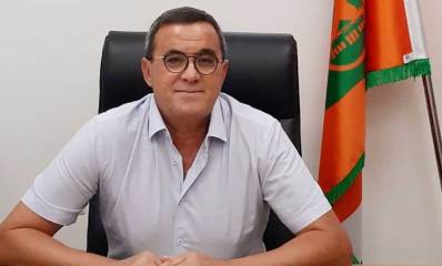 סגן וממלא מקום ראש עיריית כפר סבא דני הרוש מאחוריו דגל העיר