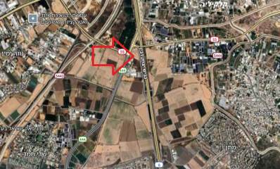 השטח המיועד לתחנת הכוח, מסומן בחץ אדום וגדול, ליד כביש 6.