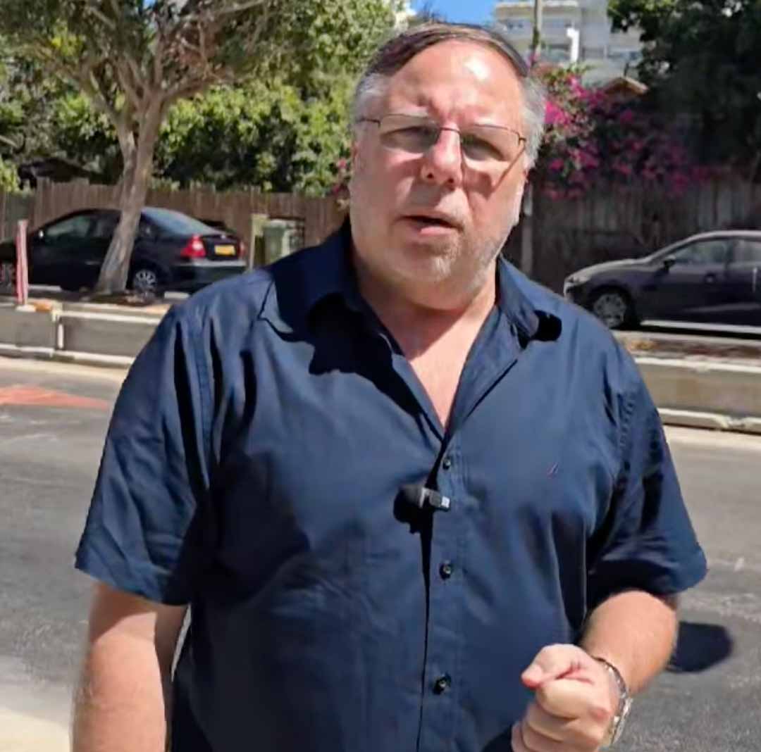 איל פאביאן עומד בצומת המרומזר החדש ברחוב הרב קוק ליד תחנת הדלק פז