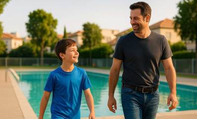 איור של אב ובן בבריכה עירונית