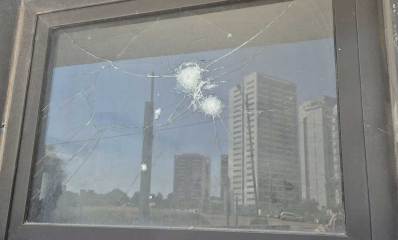 זירת השלכת הרימון במגרש הכדורגל ברמת השרון. חלון מנופץ בשני מקומות.