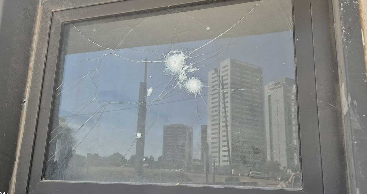 זירת השלכת הרימון במגרש הכדורגל ברמת השרון. חלון מנופץ בשני מקומות.