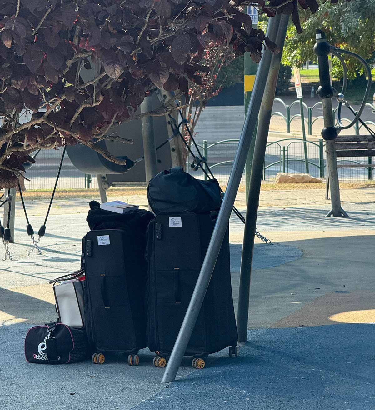 שתי מזוודות ושני תיקי יד בסמוך למתקנים בגינת שעשועים גולן ברמת השרון