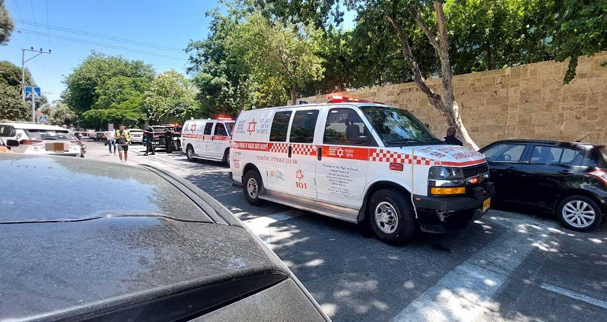 רימון רסס בהרצליה פיתוח. שני אמבולנסים של מד"א, מכונית משטרה ושוטרים.