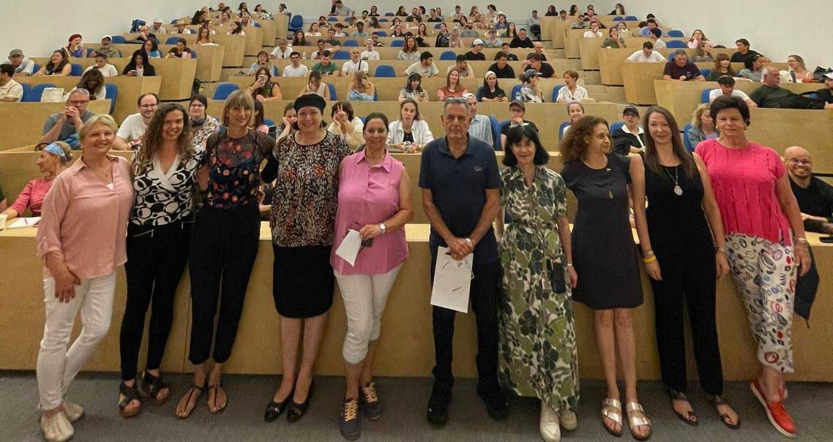 מחזור 15 של אולפן העברית באוניברסיטת רייכמן, צילום קבוצתי של הבוגרות בחזית של אולם הרצאות.