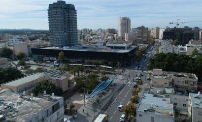 רחוב סוקולוב, רחוב בן גוריון, מרכז העיר הרצליה. במרכז התמונה בניין לב העיר עם חלק מסחרי ומגדל בקצה. בניינים מסביב.