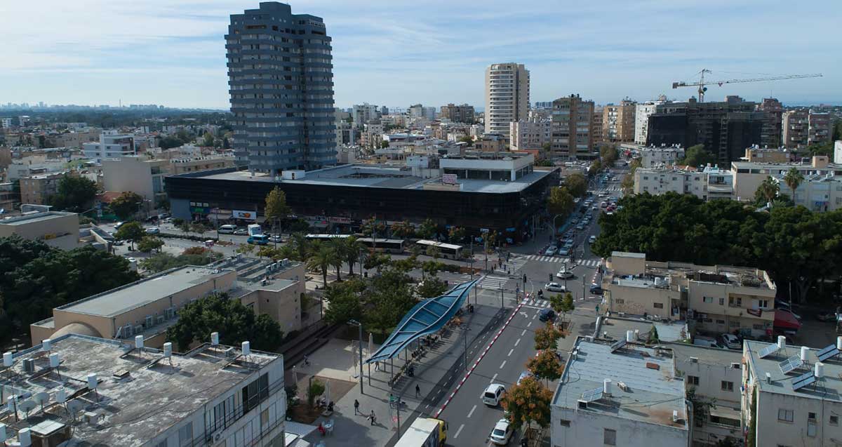 רחוב סוקולוב, רחוב בן גוריון, מרכז העיר הרצליה. במרכז התמונה בניין לב העיר עם חלק מסחרי ומגדל בקצה. בניינים מסביב.