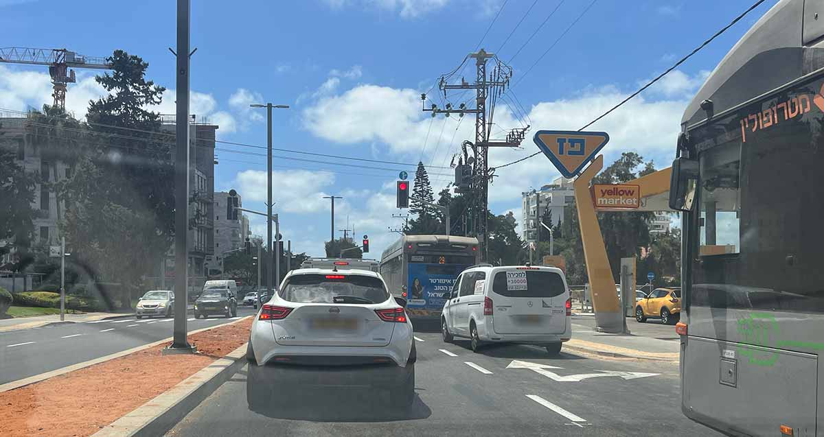 הצומת המרומזרת החדשה ברחוב הרב קוק בהרצליה