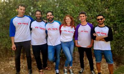 אינדי ילד. להקה של בחורה וחמישה בחורים בחולצות עם כיתוב: אינדי ילד.