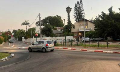 שכונת קריית יערים ברמת השרון. כיכר עם רחוב חד סיטרי המתחבר לכיכר. בתים פרטיים ברחוב.