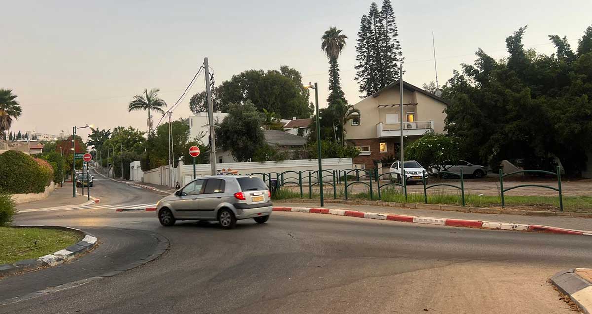 שכונת קריית יערים ברמת השרון. כיכר עם רחוב חד סיטרי המתחבר לכיכר. בתים פרטיים ברחוב.
