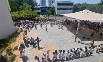 שורות של תלמידים בפרידה מרגשת בהוד השרון מהמנהלת חנה ענבר מילוא