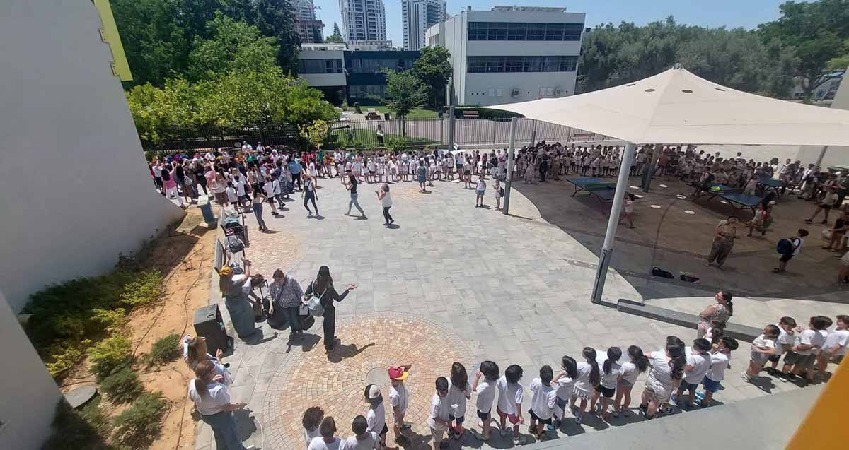 שורות של תלמידים בפרידה מרגשת בהוד השרון מהמנהלת חנה ענבר מילוא