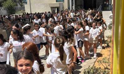 שורות של תלמידים בפרידה מרגשת בהוד השרון מהמנהלת חנה ענבר מילוא