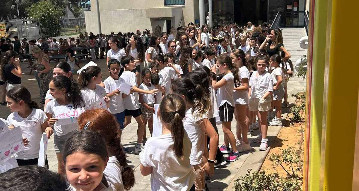 שורות של תלמידים בפרידה מרגשת בהוד השרון מהמנהלת חנה ענבר מילוא