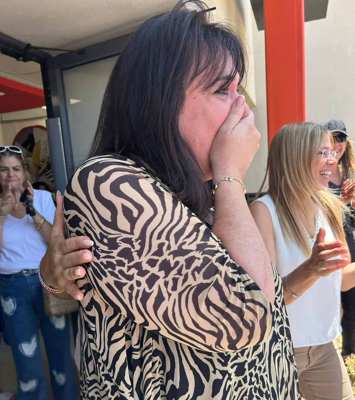 פרידה מרגשת בהוד השרון מהמנהלת חנה ענבר מילוא. חנה מכסה את פניה ומורות לידה מוחאות כף