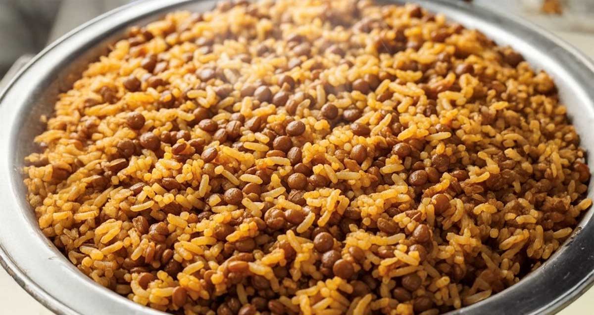 מג'דרה של חלי ממן בתוך צלחת עגולה וגדולה ממתכת.