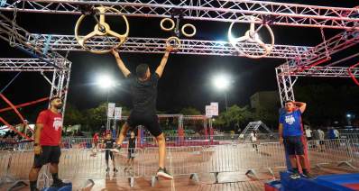 מתקני נינג׳ה ונער עובר בין חישוקים וגלגלים תלוי באוויר, ספורט חצות בהרצליה