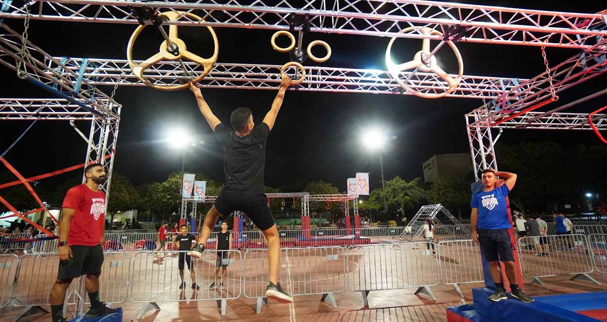 מתקני נינג׳ה ונער עובר בין חישוקים וגלגלים תלוי באוויר, ספורט חצות בהרצליה