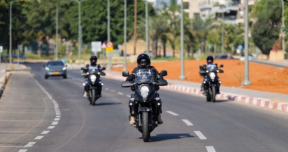 סיירת האופנועים בהוד השרון. שלושה רוכבי אופנוע על הכביש. כיתוב בחזית האופנועים: סיירת בטיחות.