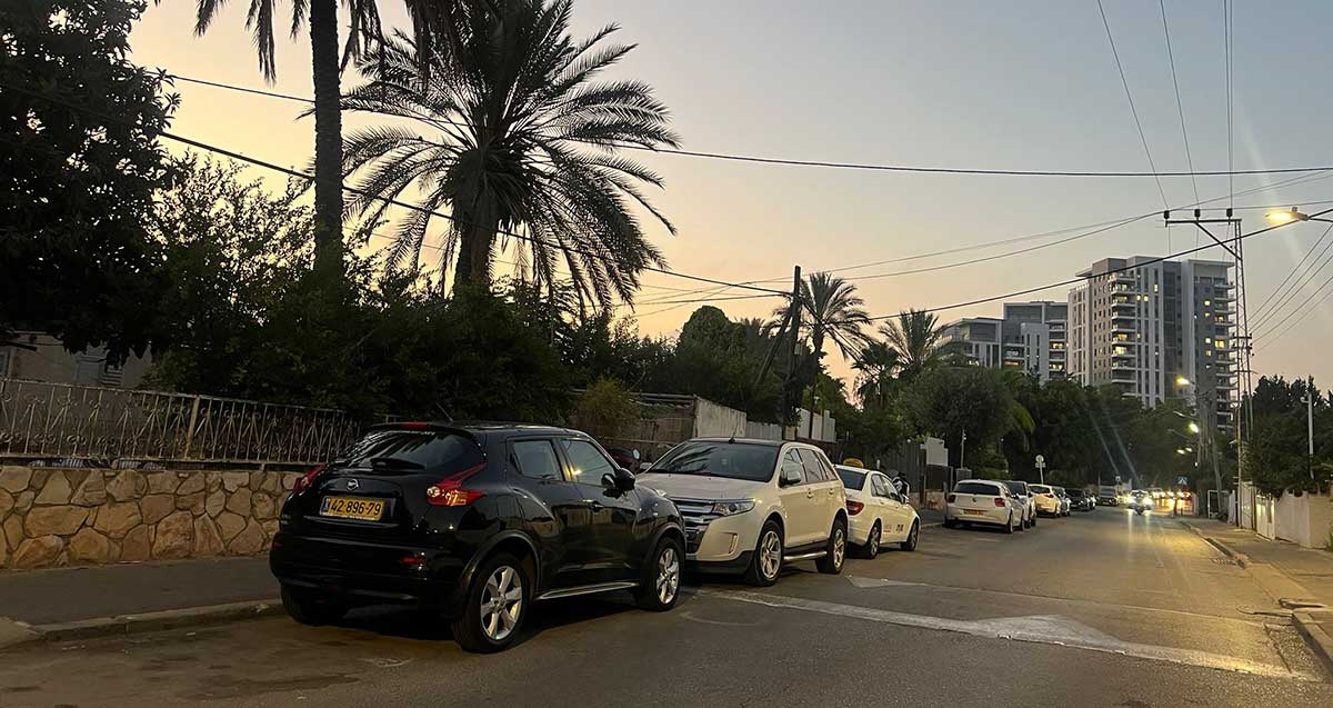 שכונת נווה ישראל בהרצליה. בצד שמאל של הרחוב בתים של קומה אחת. בצד ימין בקע פרויקט של בניינים גבוהים.