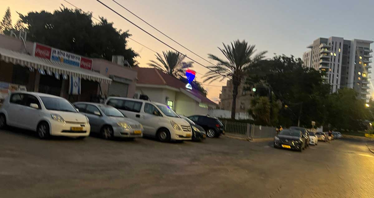שכונת נווה ישראל בהרצליה. בצד שמאל מרכז מסחרי ובצד ימין בתים חדשים גבוהים.