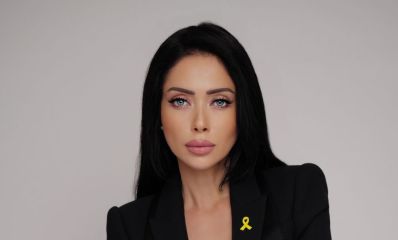 אשת העסקים ניקול ראידמן לבושה חליפה שחורה עם סיכת החטופים. צילום: אלמוג גבאי