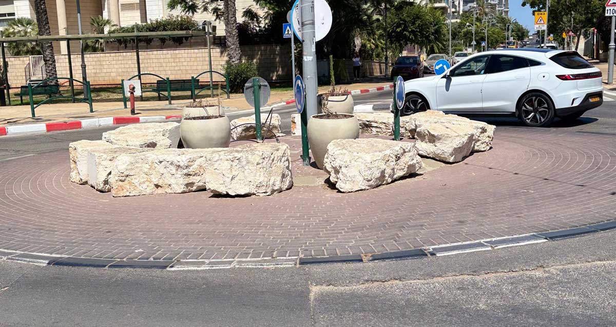 שטח ציבורי בשכונת נווה גן ברמת השרון. כיכר מרוצפת בלבנים ובמרכז אבנים גדולות מסודרות בעיגול.