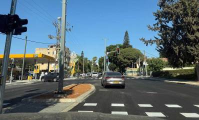 רחוב הרב קוק פינת רחוב אבן עזרא בהרצליה. בכיוון מזרח פנייה חדש שמאלה לרחוב אבן עזרא ליד תחנת הדלק פז