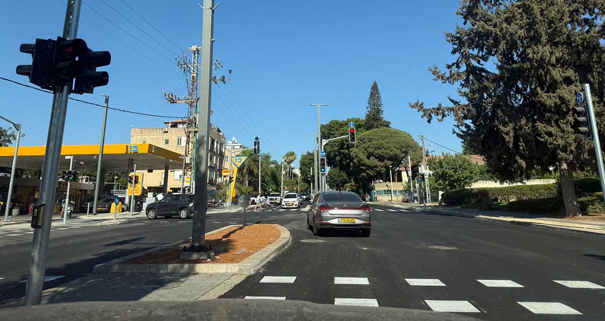 רחוב הרב קוק פינת רחוב אבן עזרא בהרצליה. בכיוון מזרח פנייה חדש שמאלה לרחוב אבן עזרא ליד תחנת הדלק פז
