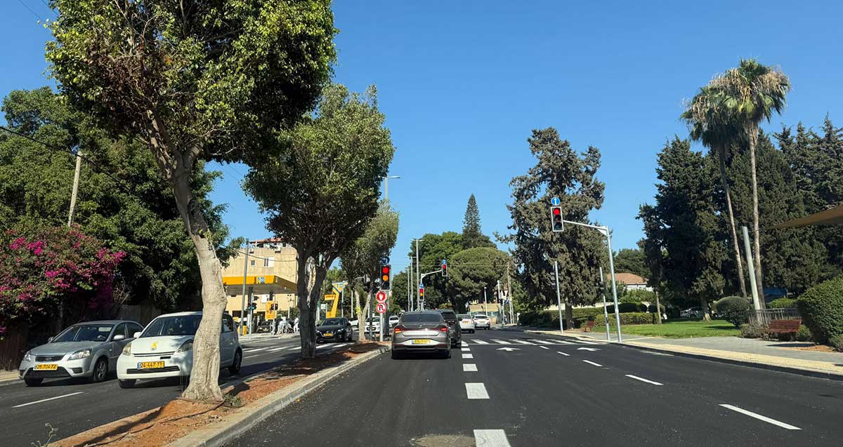 רחוב הרב קוק פינת רחוב אבן עזרא בהרצליה. בכיוון מזרח פנייה חדש שמאלה לרחוב אבן עזרא ליד תחנת הדלק פז