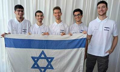 נבחרת הסייבר של התיכוניסטים הישראלים - אופק שוחט באמצע. חמישה צעירים אוחזים בדגל ישראל.