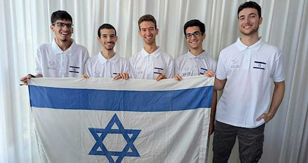 נבחרת הסייבר של התיכוניסטים הישראלים - אופק שוחט באמצע. חמישה צעירים אוחזים בדגל ישראל.