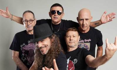 אתניקס. תמונה של החמישייה בחולצות שחורות.