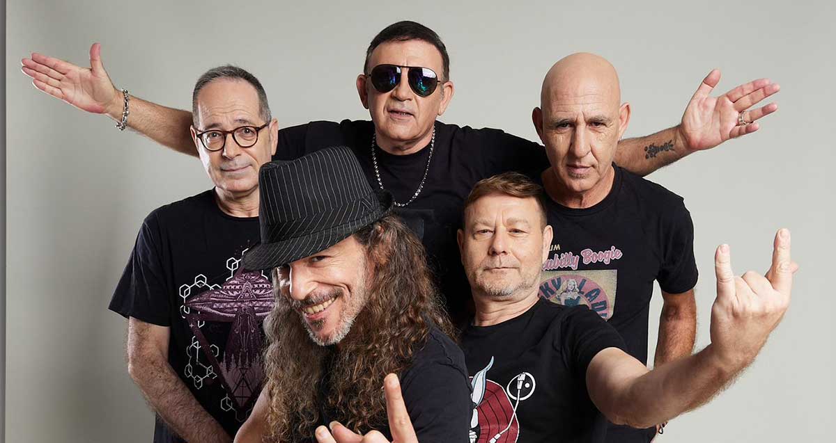אתניקס. תמונה של החמישייה בחולצות שחורות.