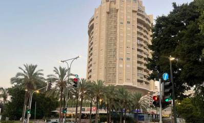 שכונת צמרות הרצליה. בניין מגורים עגול של 16 קומות.