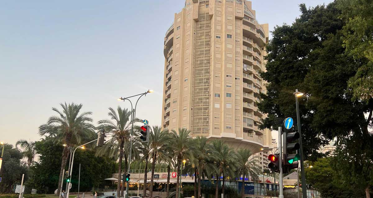 שכונת צמרות הרצליה. בניין מגורים עגול של 16 קומות.