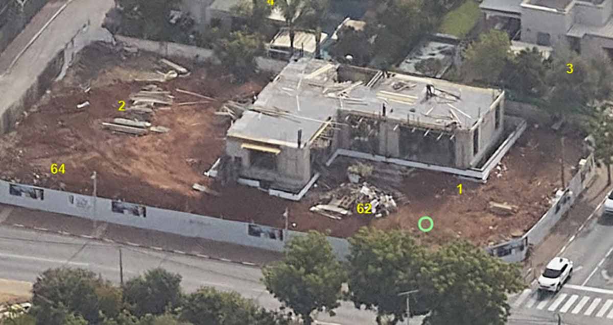 הווילה ברחוב כצנלסון פינת רחוב הס בכפר סבא. צילום על על עבודות הבנייה בסביבתה